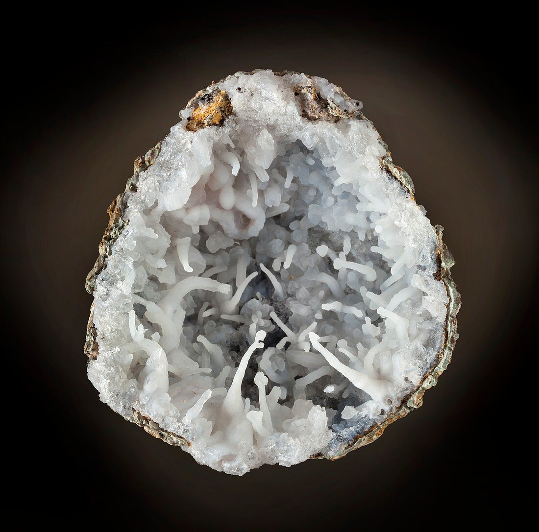 Geode containing chalcedony
