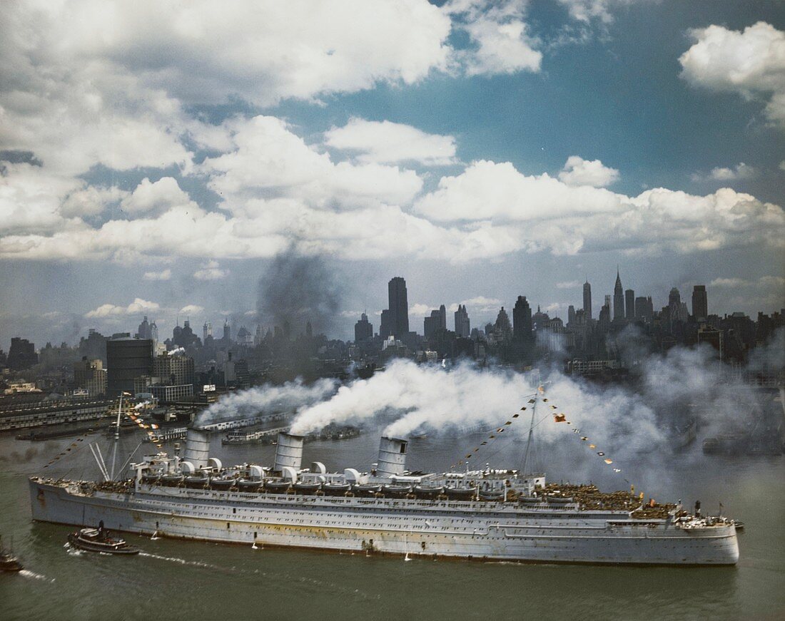 US troops arriving in New York on the Queen Mary,June 1945