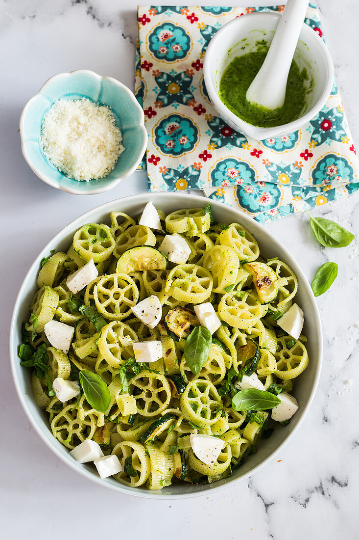 Rädchennudelsalat mit Zucchinipesto und Mozzarella