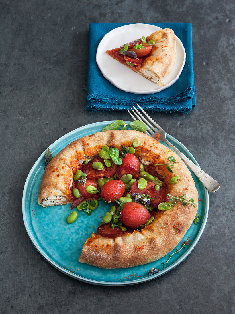 Pizza mit Ricotta, Favebohnen und Salami
