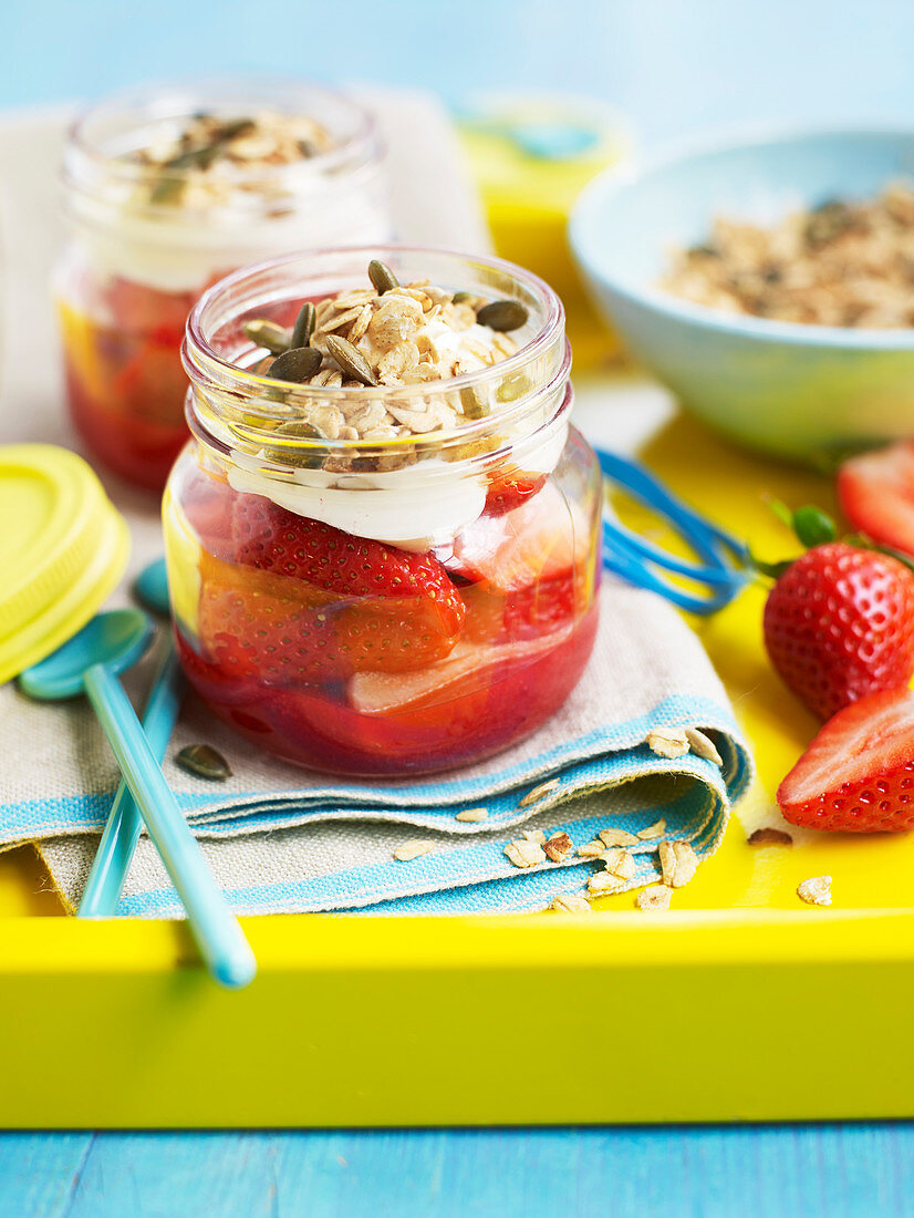 Joghurt mit Granola und Erdbeeren im Glas