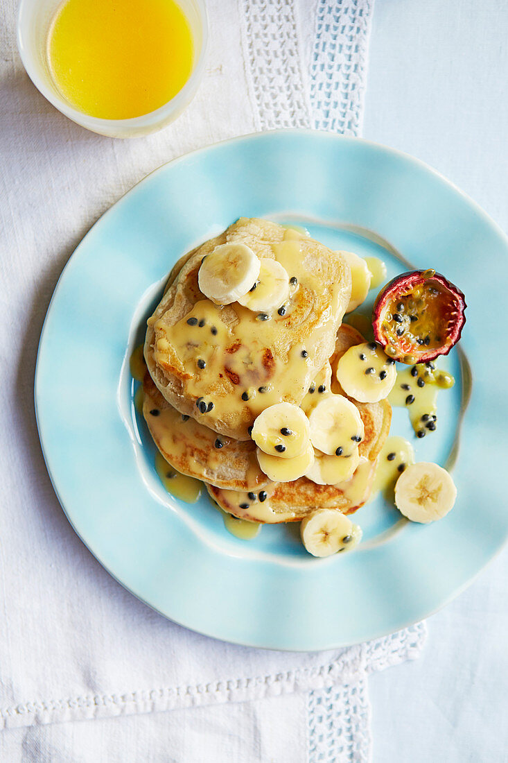 Kokos-Bananen-Pancakes mit Passionsfruchtsauce