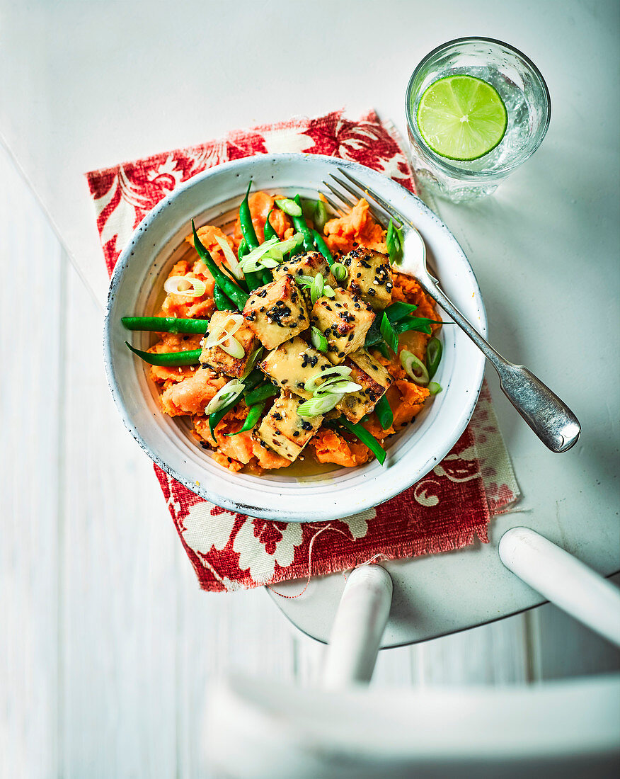 Gebratener Tofu mit Miso und Süßkartoffeln