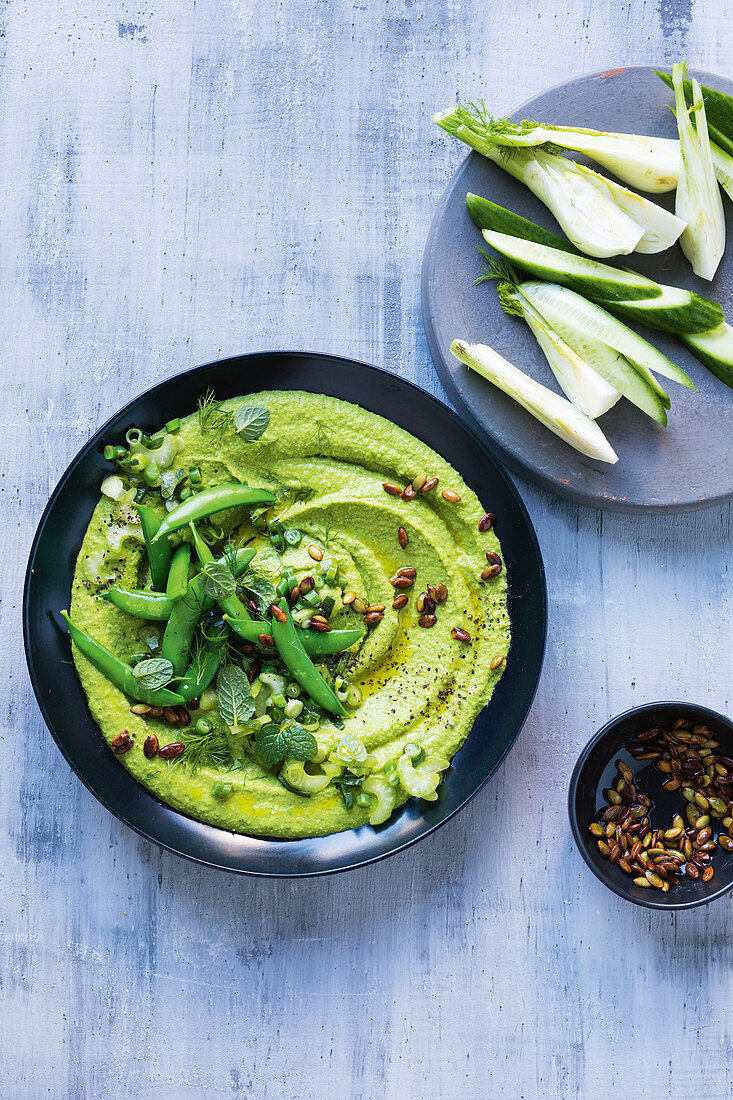 Hummus mit Erbsen, Spinat und Kürbiskernen