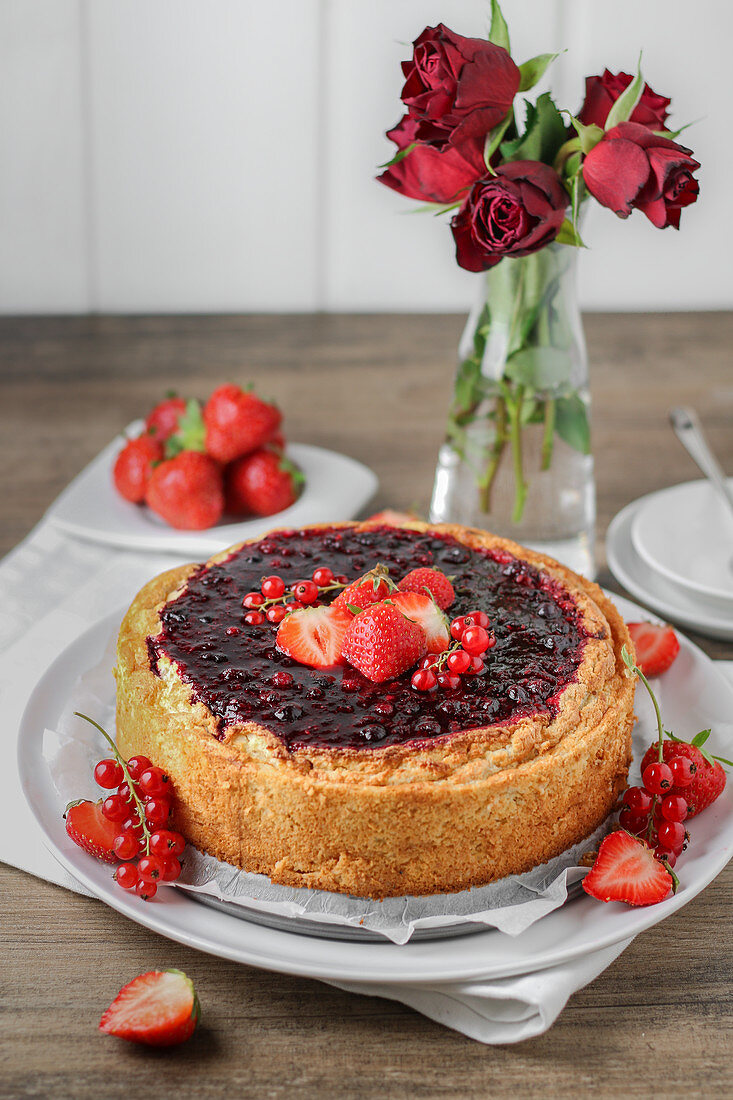 Pie with strawberries and redcurrants