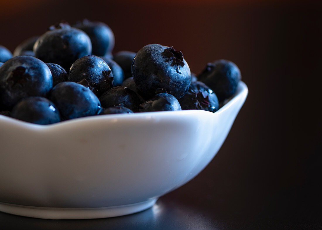 Blaubeeren in weisser Schüssel