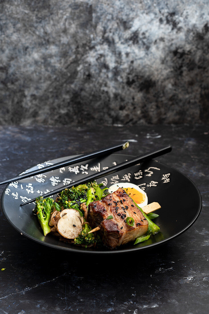 Schweinebauch mit Ramen-Salat (China)