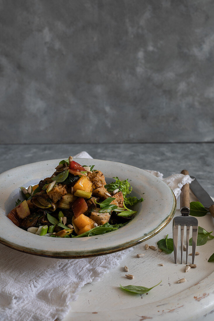 Panzanella mit gelben Tomaten und Auberginen