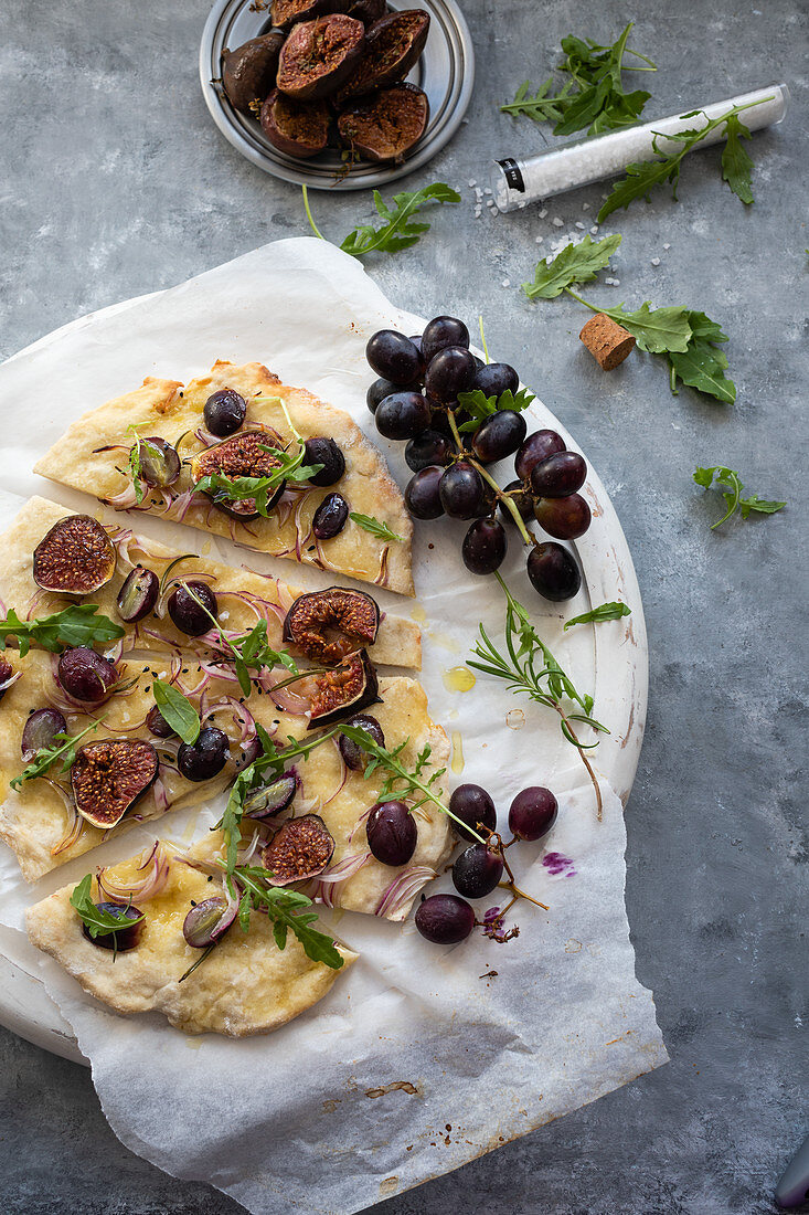 Pizza mit Trauben, Feigen und Rosmarin