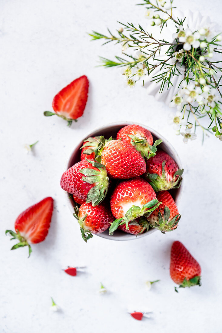 Erdbeeren im Schälchen und daneben