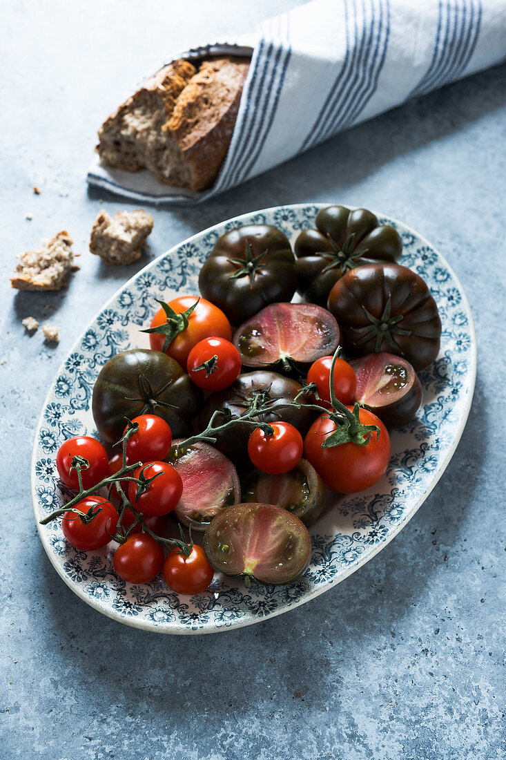 Rote und grüne Tomaten auf Servierplatte