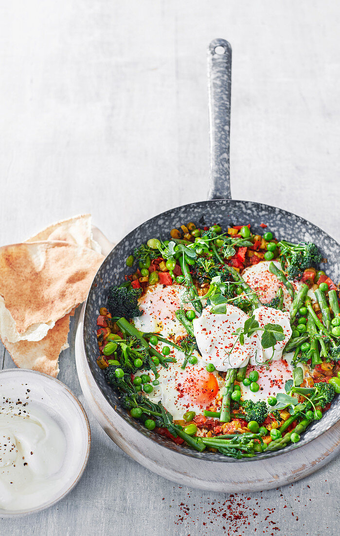 Erbsen-Saubohnen-Shakshuka mit pochierten Eiern