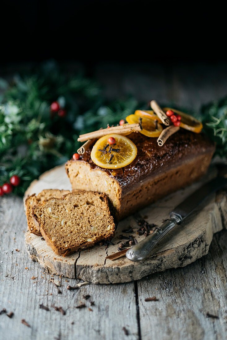 Kastenformiger Gewürzkuchen, angeschnitten auf Baumscheibe