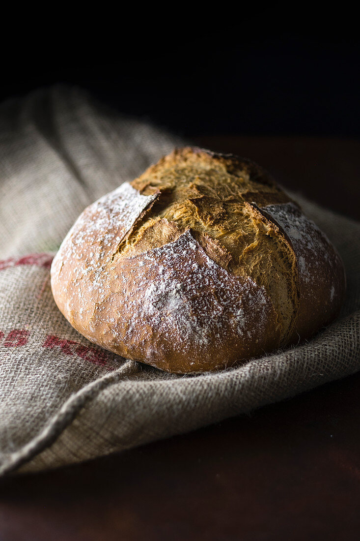 Hausgemachtes Brot auf Leinentuch