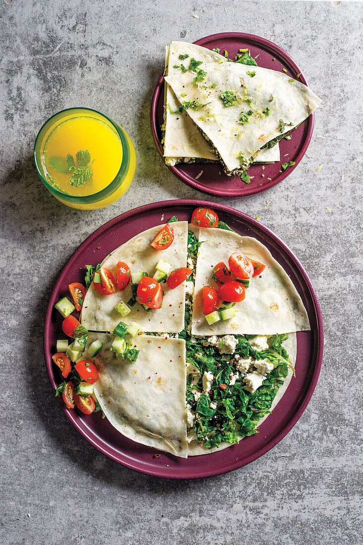 Quesadillas mit Räucherhähnchen, Spinat und Feta