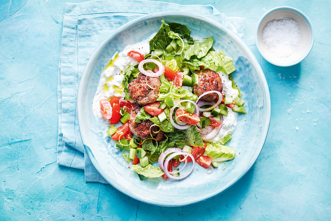 Griechischer Salat mit Lammwurstfrikadellen und Feta-Tzatziki