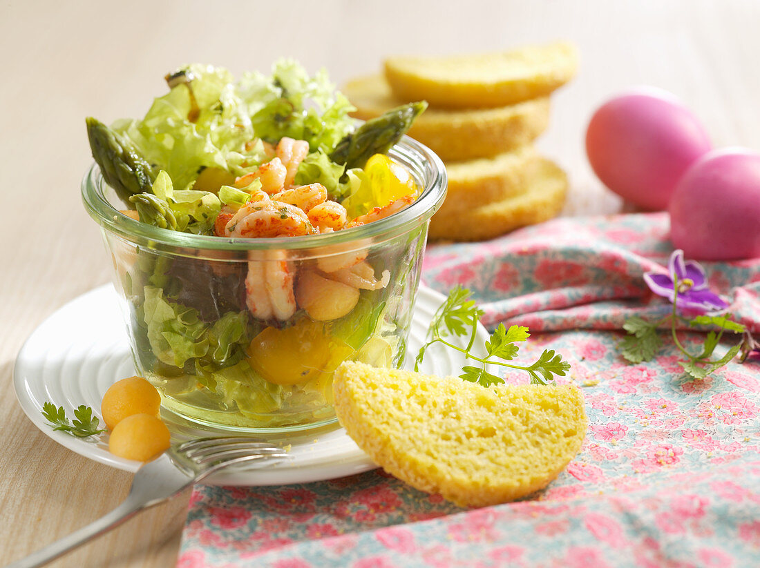 Salad with green asparagus, melon and prawns