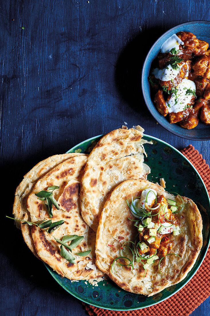 Roti-Fladenbrote mit Butterhähnchen (Indien)