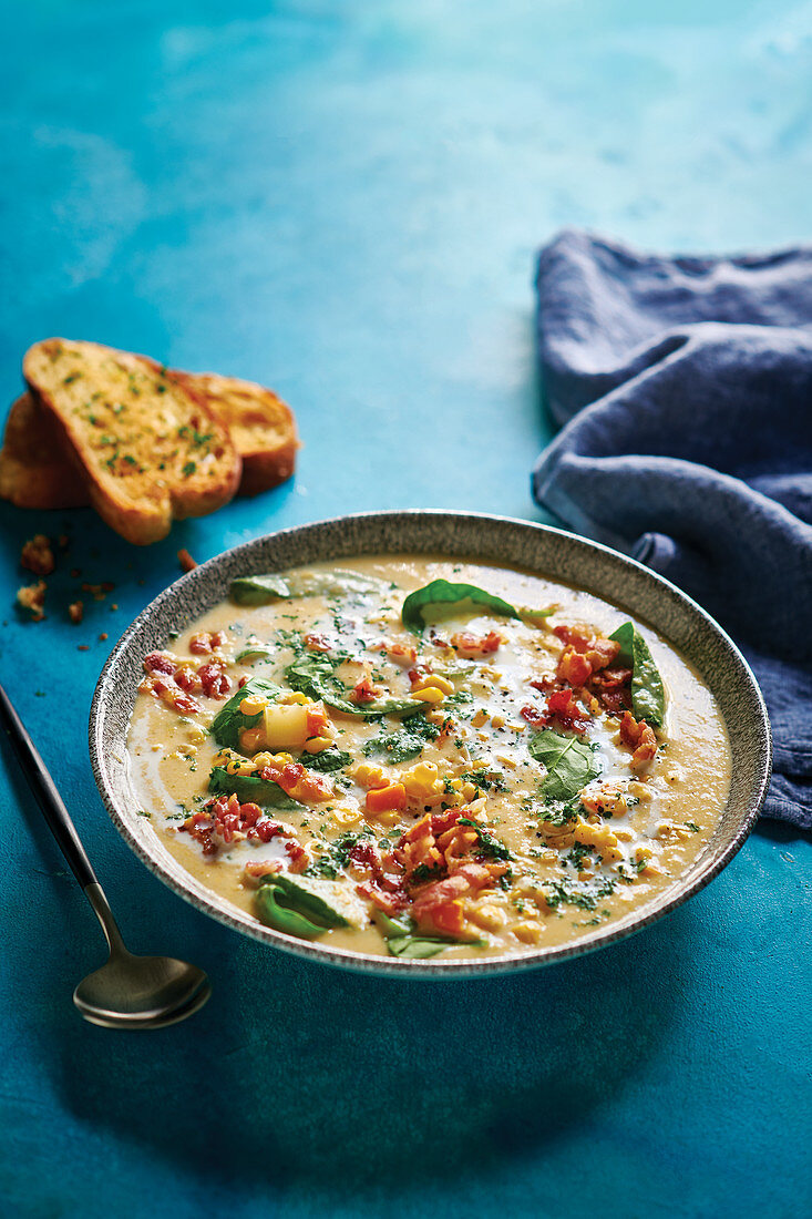 Herzhafte Maissuppe mit knusprigem Speck