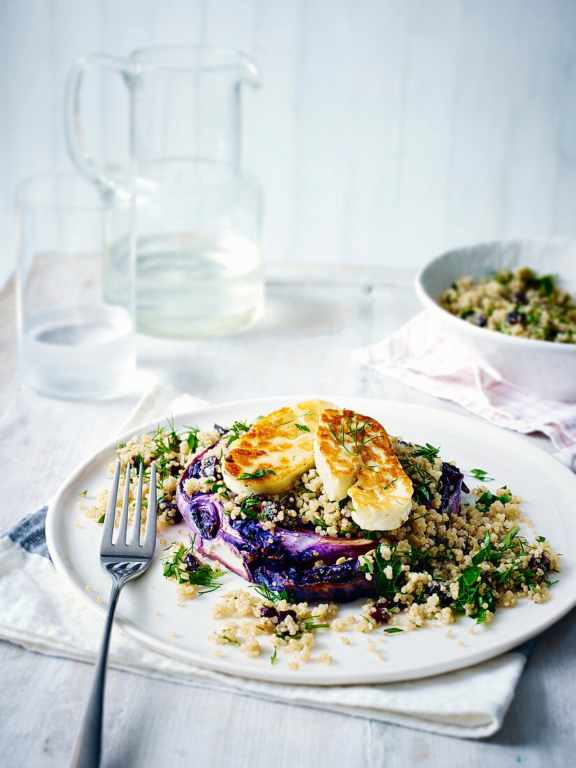 Ofengebratener Rotkohl mit Sauerkirsch-Quinoa und Halloumi