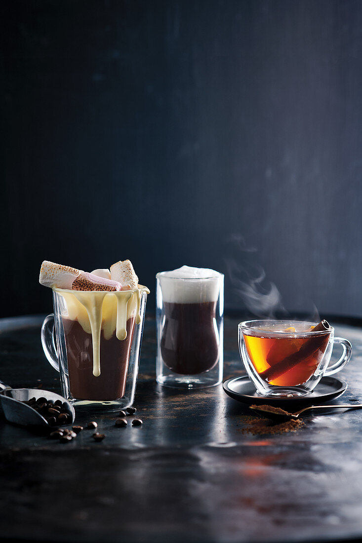 Heisse Schokolade mit Marshmallows, Irish Coffee, Chai-Tee mit Zimtstange und Orange