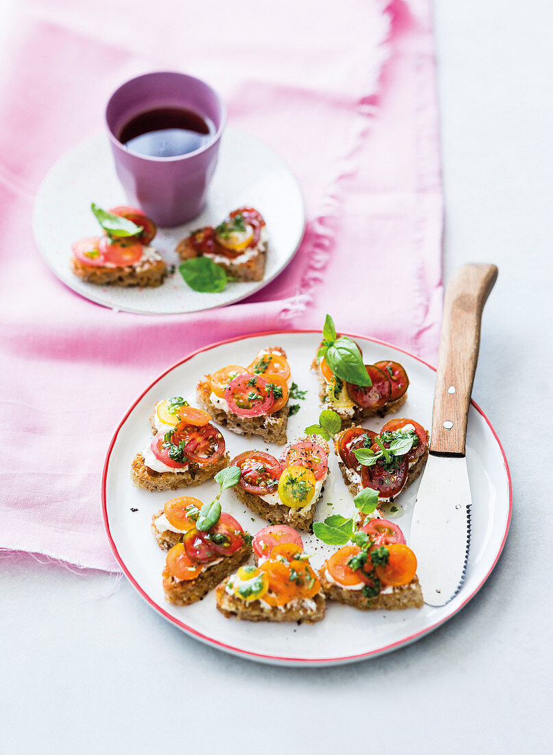 Marinierte Tomaten-Bruschetta-Herzen