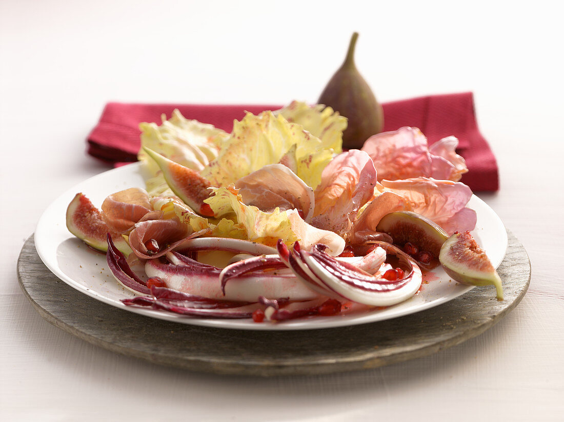 Colourful chicory salad with figs and ham