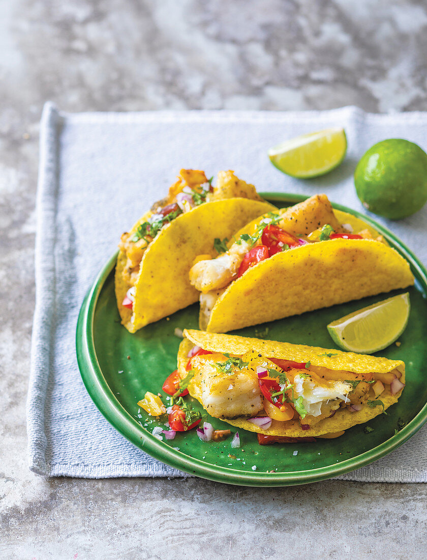 Tacos mit Seehecht und Tomatensalsa