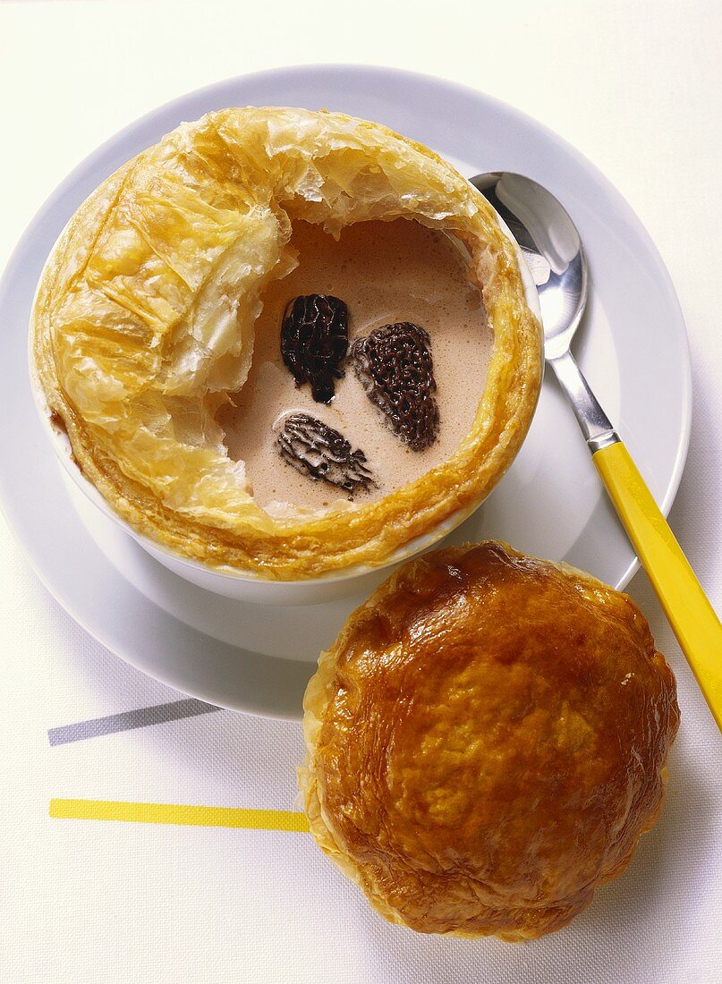 Morchelsuppe mit Blätterteighaube