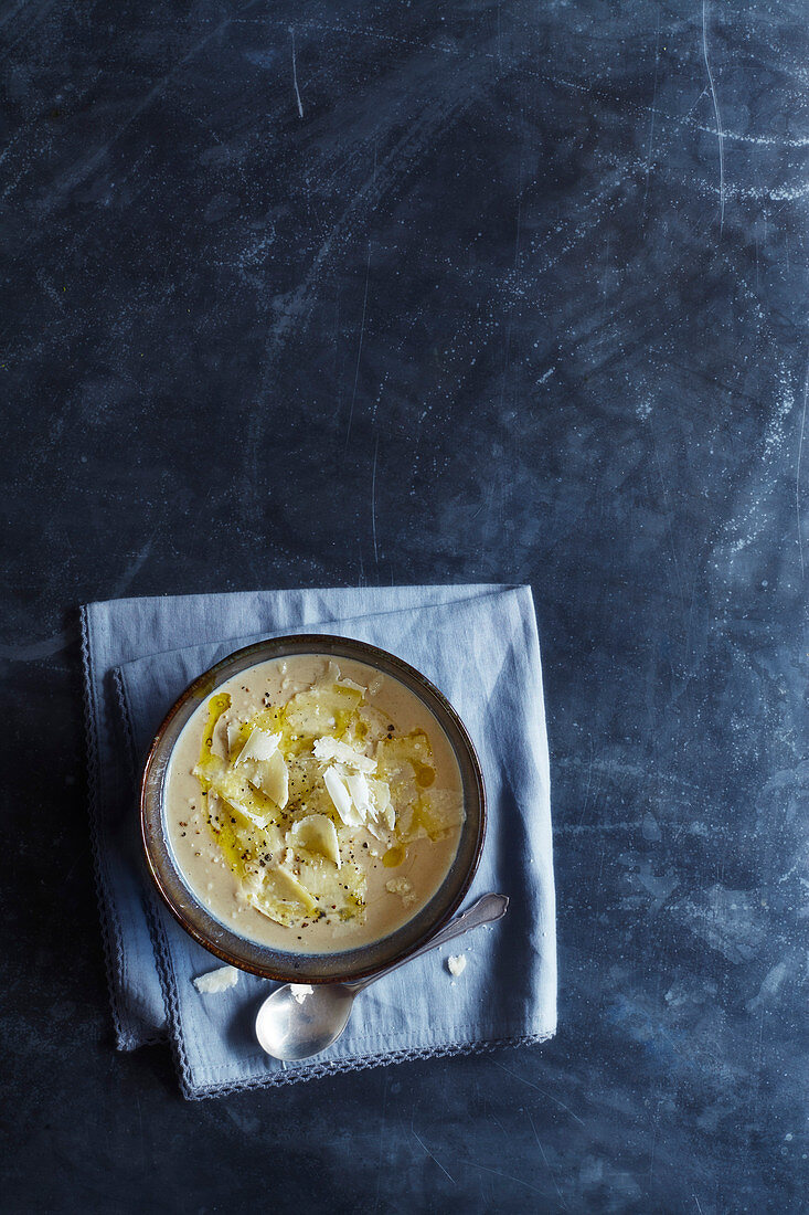 Blumenkohl-Kastanien-Suppe mit Parmesan