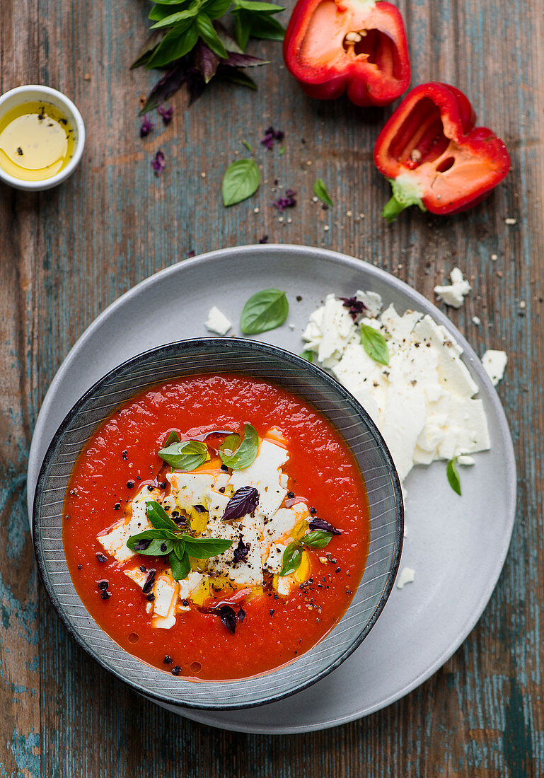 Paprika-Tomaten-Suppe mit Feta