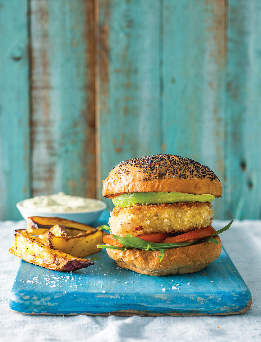 Fischburger mit Avocado, Süßkartoffelschnitzen und Sauce Tartar