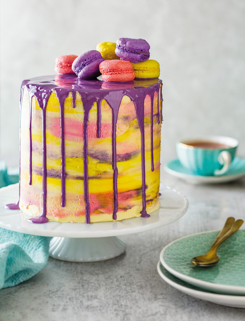 Candyland Dripping Cake in Regenbogenfarben verziert mit Macarons