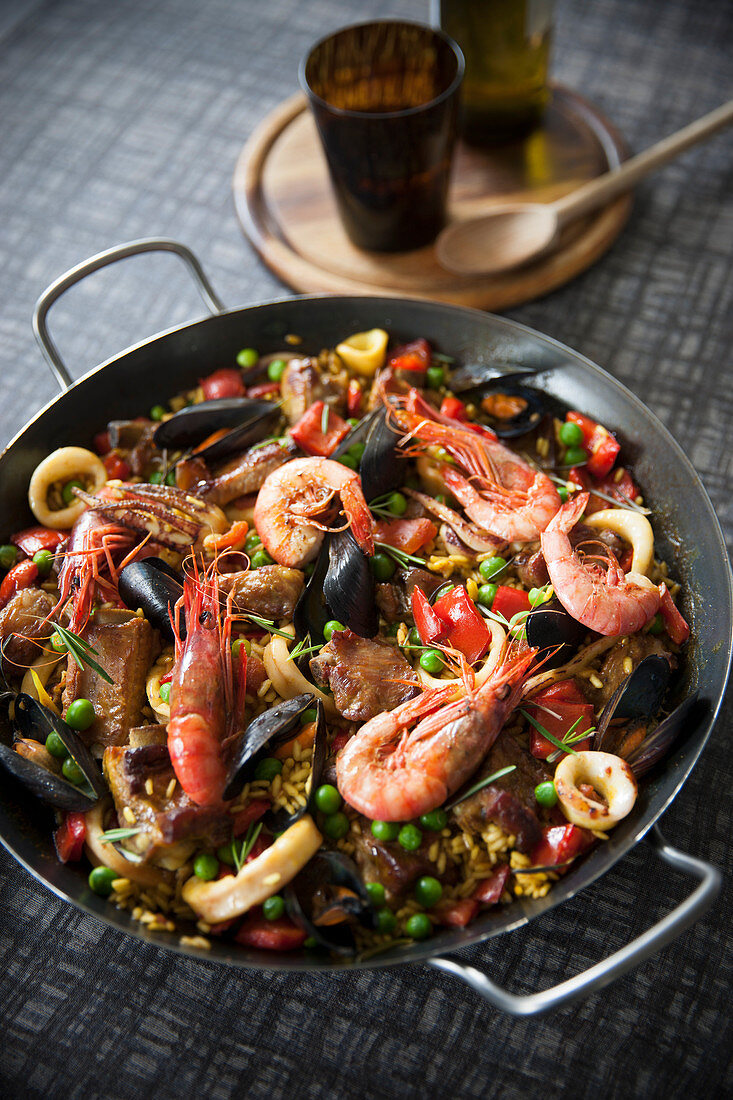 Paella mit Fisch, Meeresfrüchten und Rippchen
