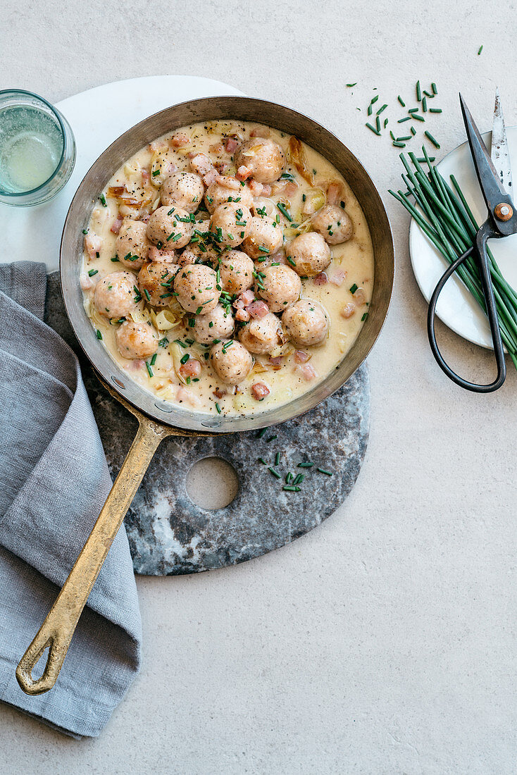 Geflügelhackbällchen in Chardonnay-Sauce