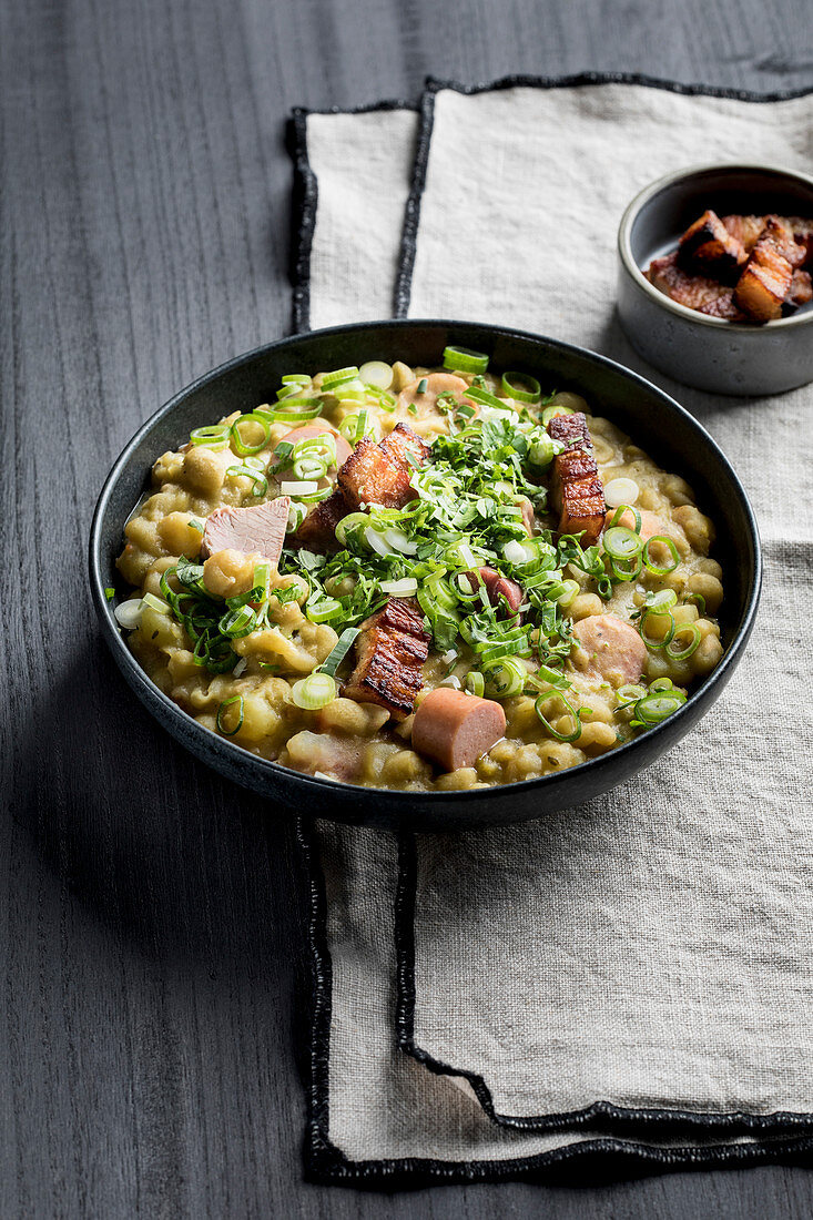 Rheinische Erbsensuppe mit Lauch, Bockwurst, Speck und Kasseler