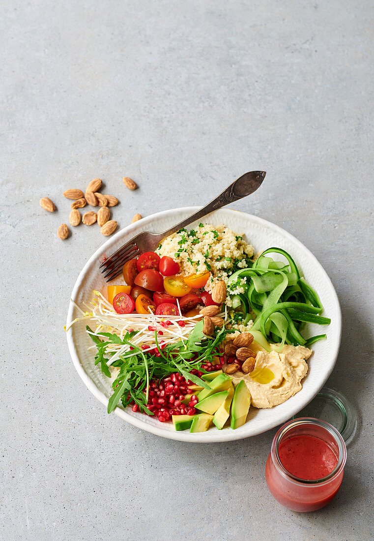 Salad Bowl mit Couscous, Gemüse und fruchtigem Dressing