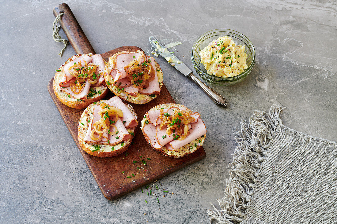 Brötchen mit Leberkäse und Glas mit Schnittlauch-Zwiebel-Senfbutter