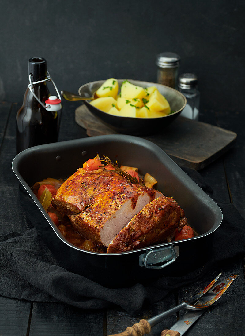 Schweinebraten in Auflaufform mit Petersilienkartoffeln