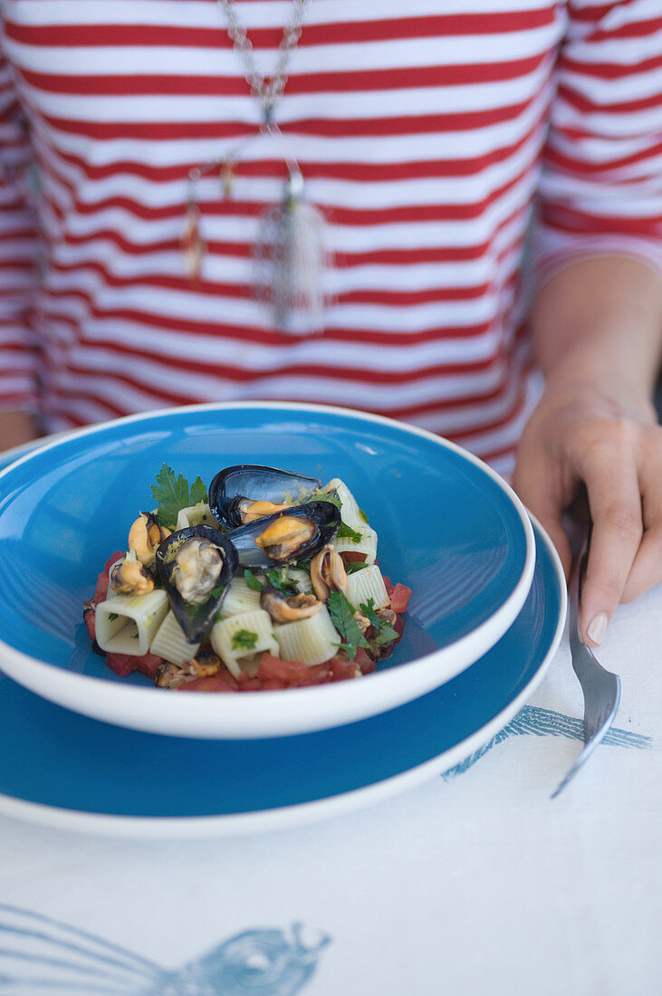 Nudeln mit Miesmuscheln und Tomaten