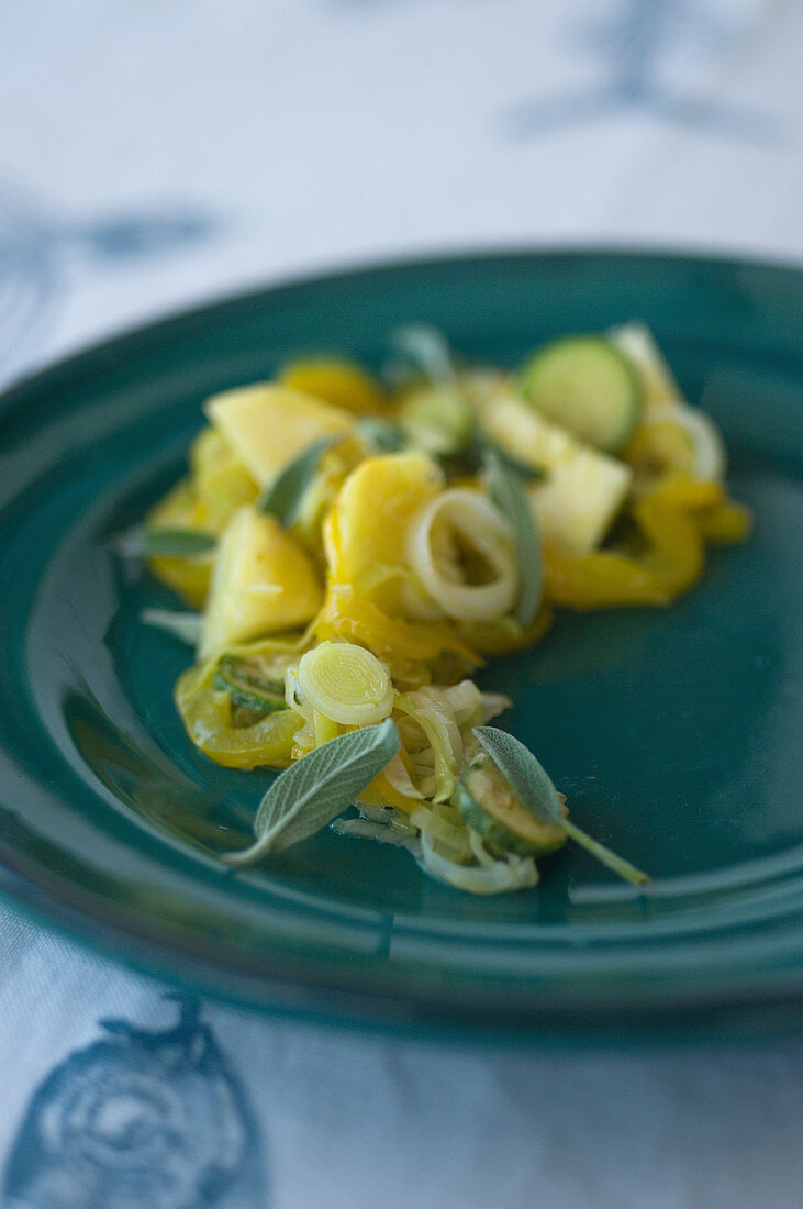 Paprika-Lauch-Pfanne mit Zucchini, Mandeln und Ananas