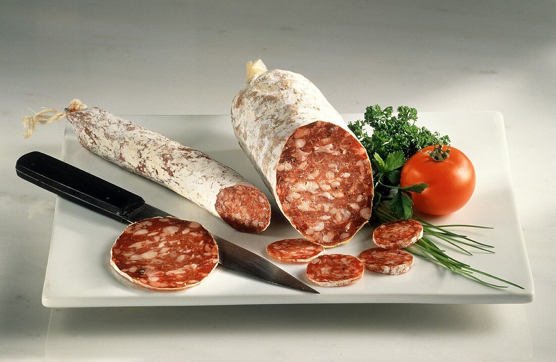 Zwei Salami; Tomate, Kräuter