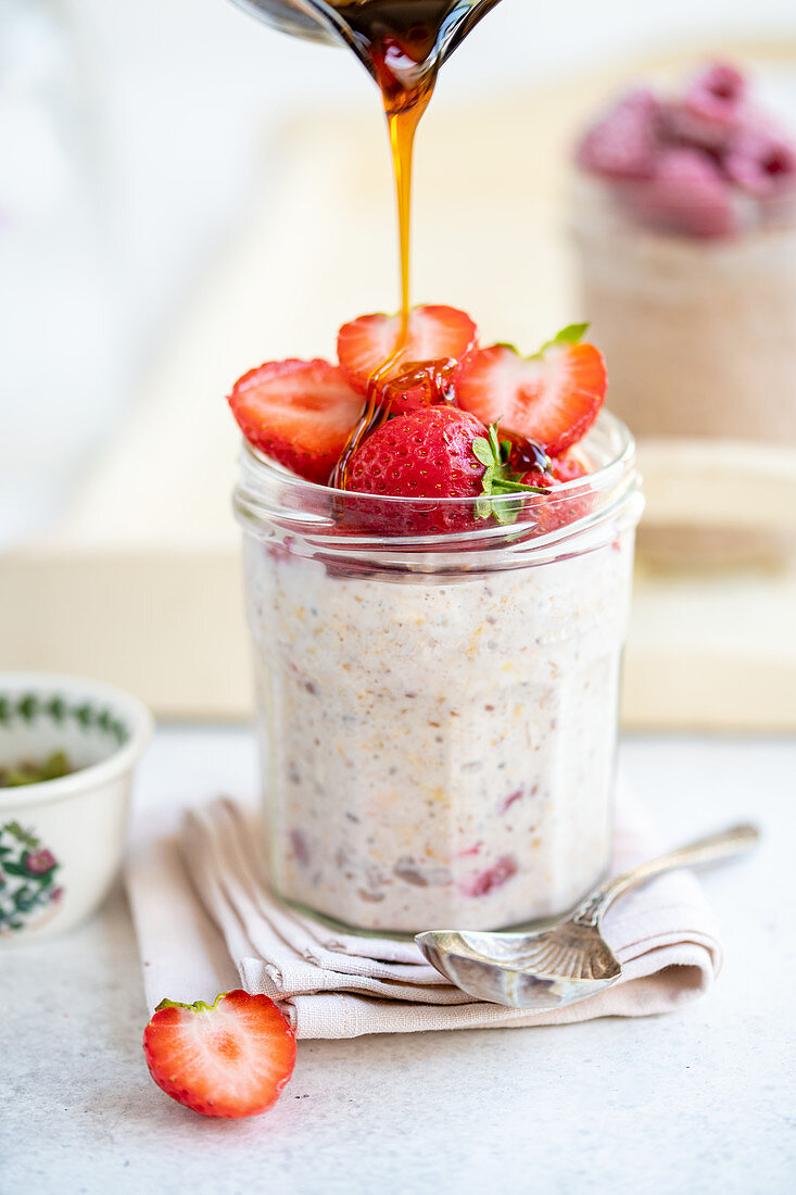 Overnight Oats mit Erdbeeren und Ahornsirup