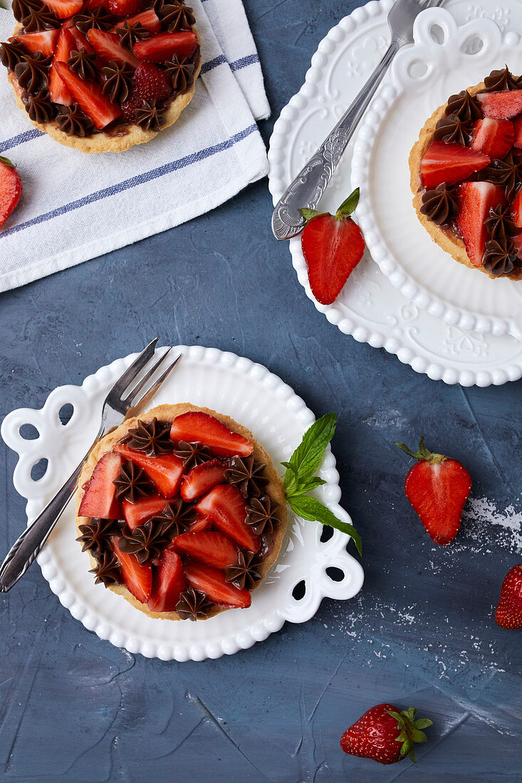 Erdbeertörtchen mit Marmelade und Schokoladenganache