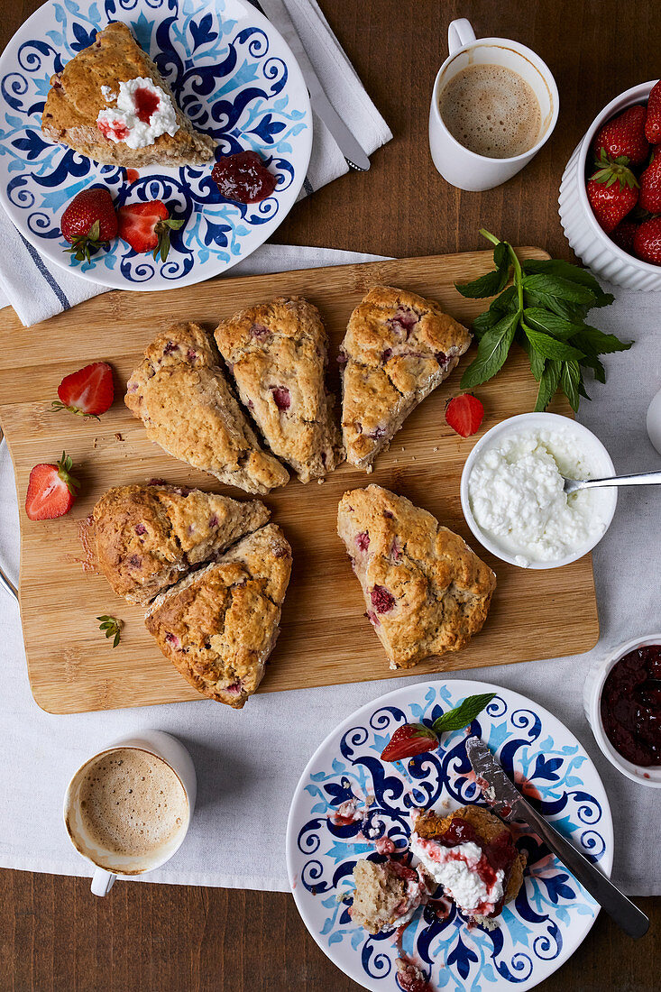 Erdbeerscones mit Hüttenkäse und Marmelade