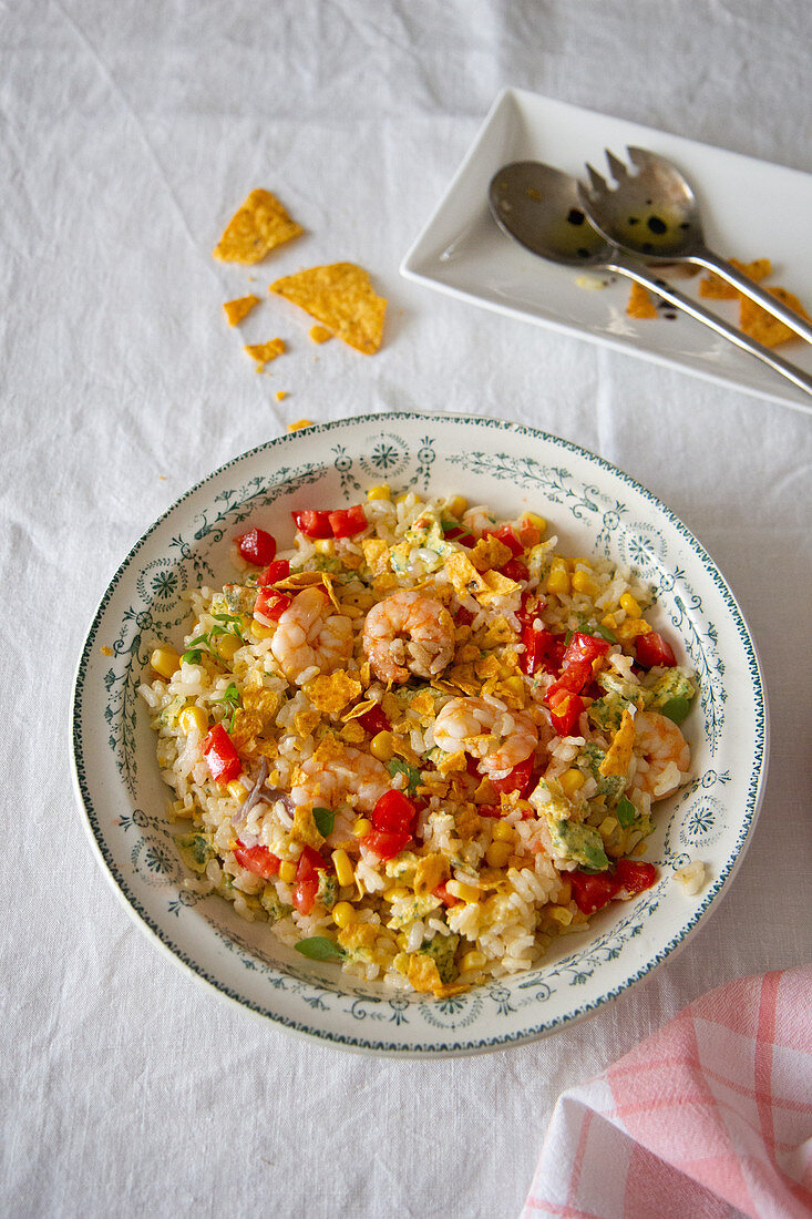 Rice salad with shrimps and nachos