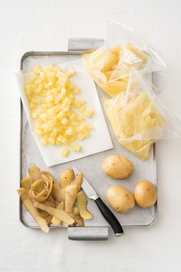 Geschälte und geschnittene Kartoffeln zum Einfrieren vorbereiten