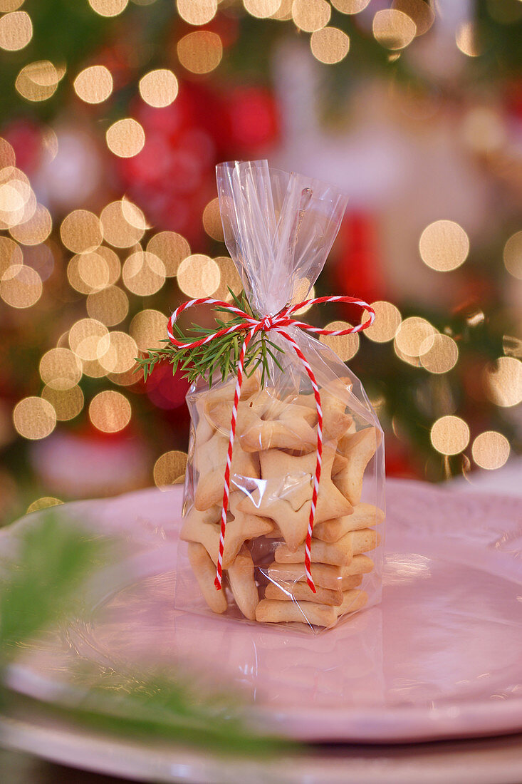 Star-shaped Christmas biscuits in gift bag