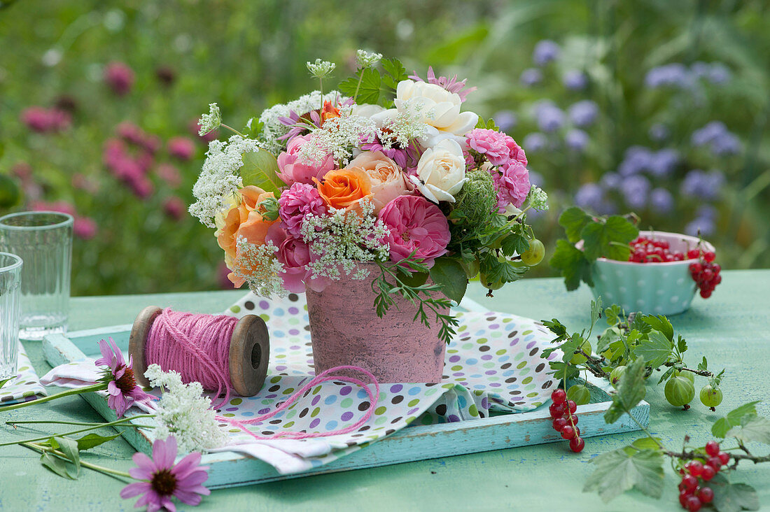 Bouquet of roses, wild carrot, cumin and gooseberry