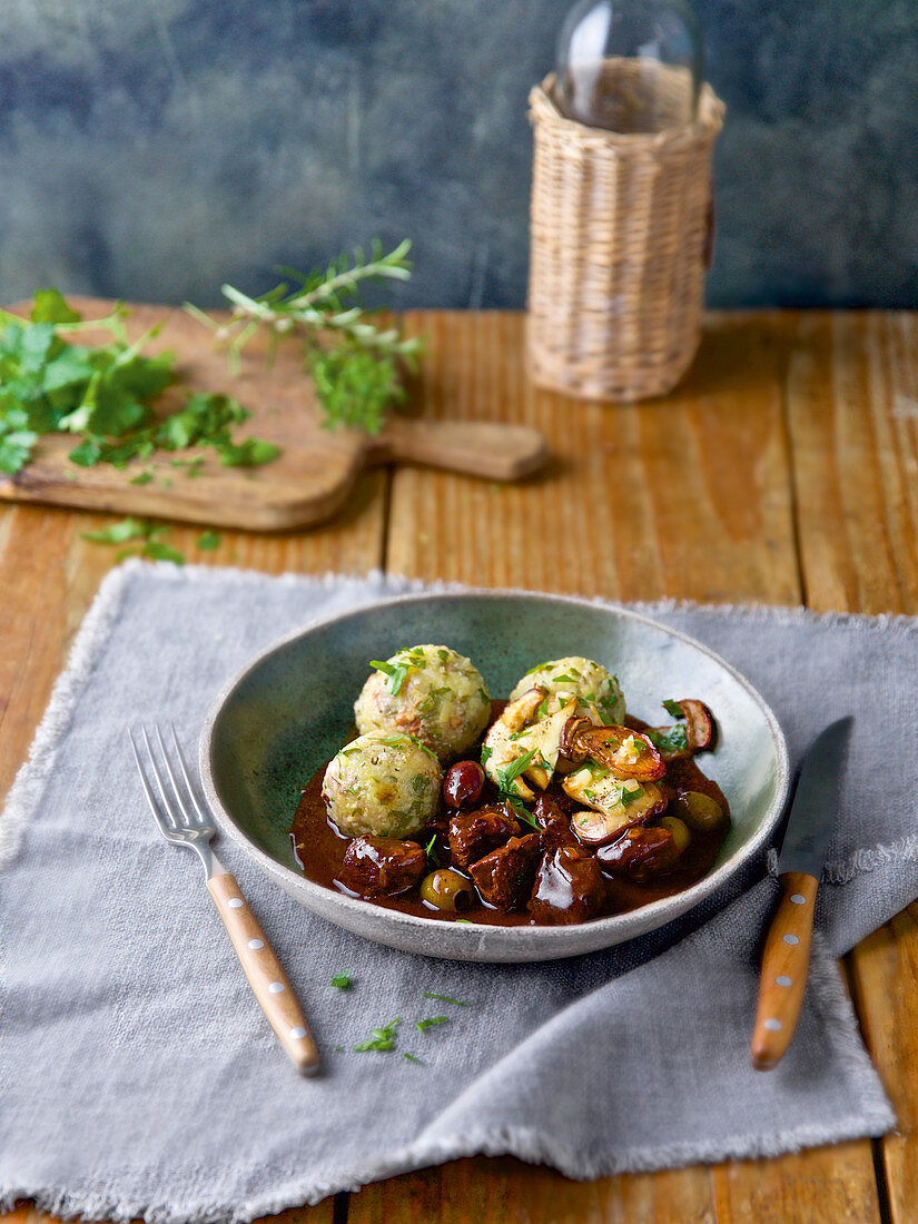 Gulasch mit Walnussknödeln und Steinpilzen